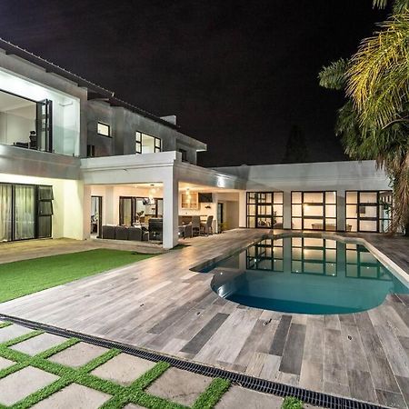 Private Modern 10 Bdrm Home Tucked Away In Sandton Йоханесбург Екстериор снимка