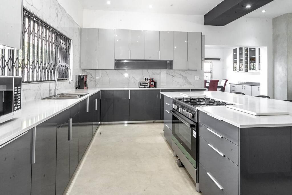 Private Modern 10 Bdrm Home Tucked Away In Sandton Йоханесбург Екстериор снимка