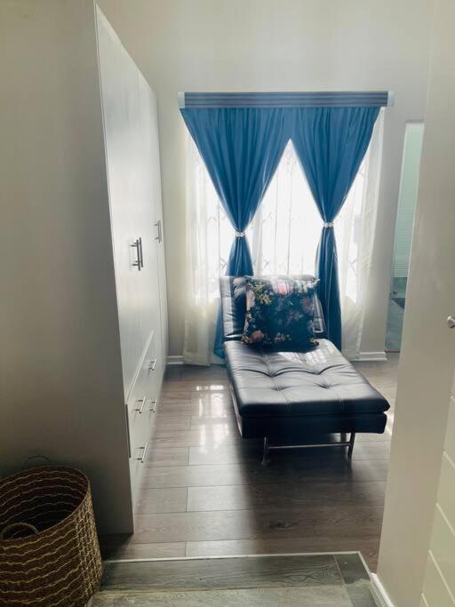 Private Modern 10 Bdrm Home Tucked Away In Sandton Йоханесбург Екстериор снимка