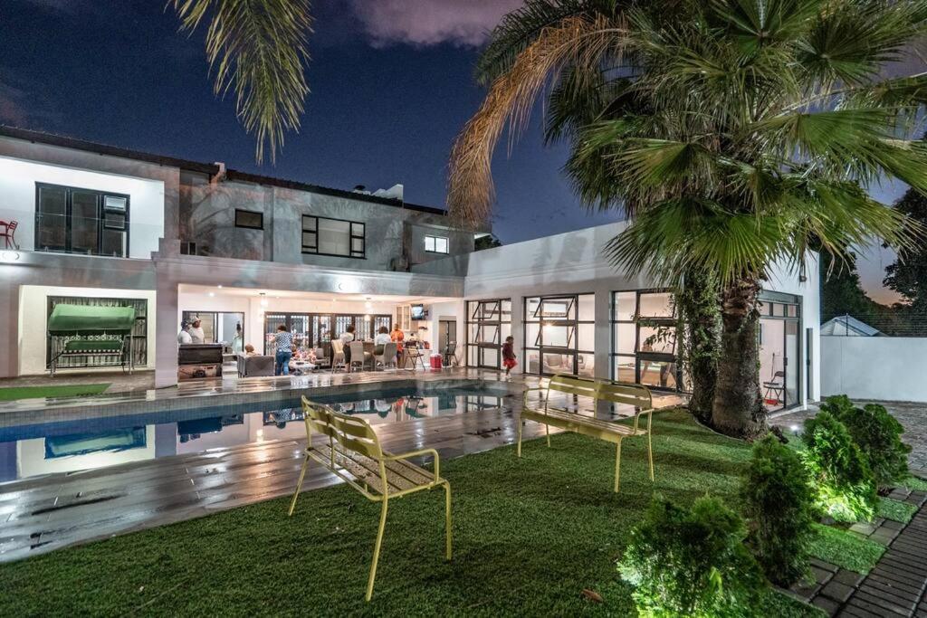 Private Modern 10 Bdrm Home Tucked Away In Sandton Йоханесбург Екстериор снимка