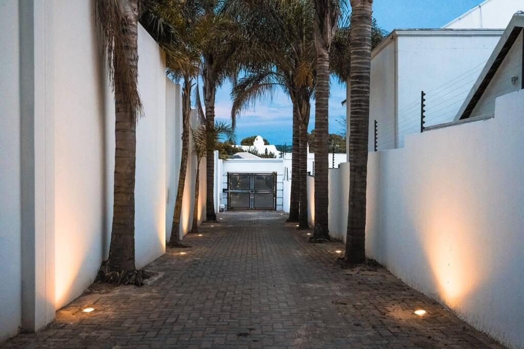 Private Modern 10 Bdrm Home Tucked Away In Sandton Йоханесбург Екстериор снимка