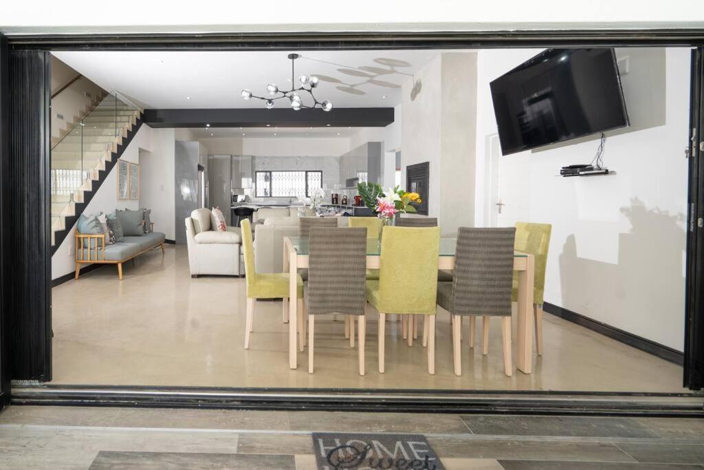 Private Modern 10 Bdrm Home Tucked Away In Sandton Йоханесбург Екстериор снимка