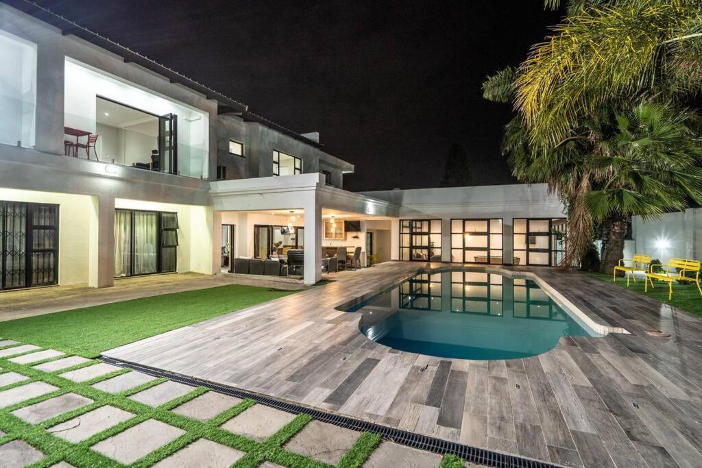 Private Modern 10 Bdrm Home Tucked Away In Sandton Йоханесбург Екстериор снимка