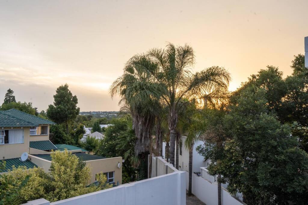 Private Modern 10 Bdrm Home Tucked Away In Sandton Йоханесбург Екстериор снимка